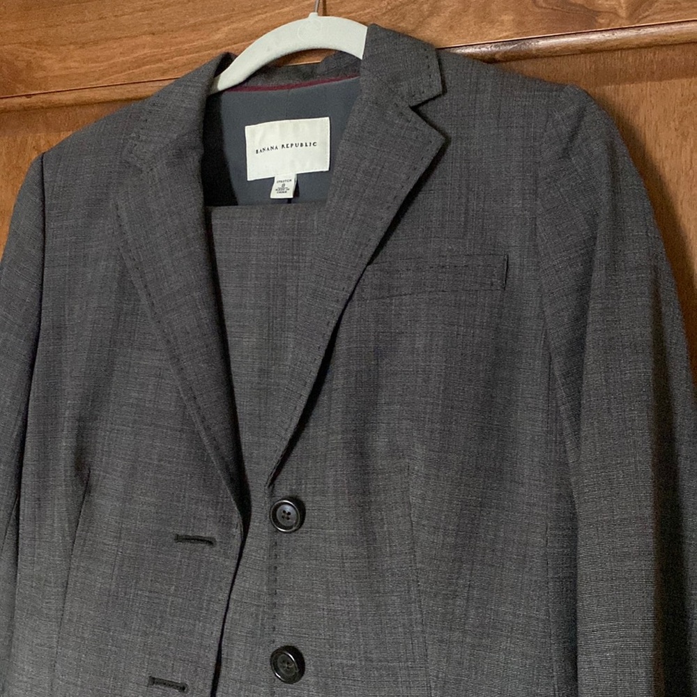Banana Republic Suit (Pants and Jacket) - perfect condition - size 8